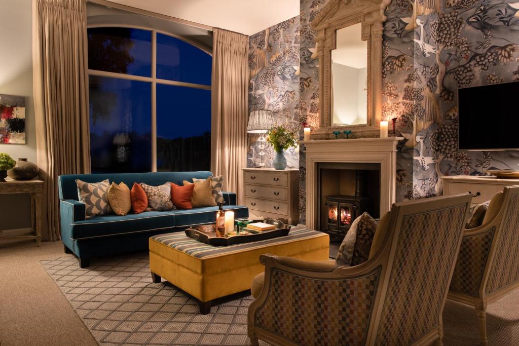 ResolisNewhall Mains的客厅设有蓝色的沙发和壁炉