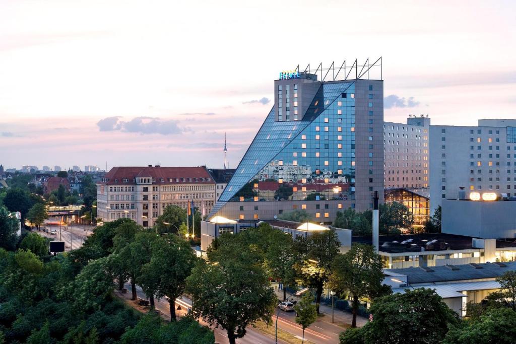 柏林柏林埃斯特酒店的享有高楼城市美景