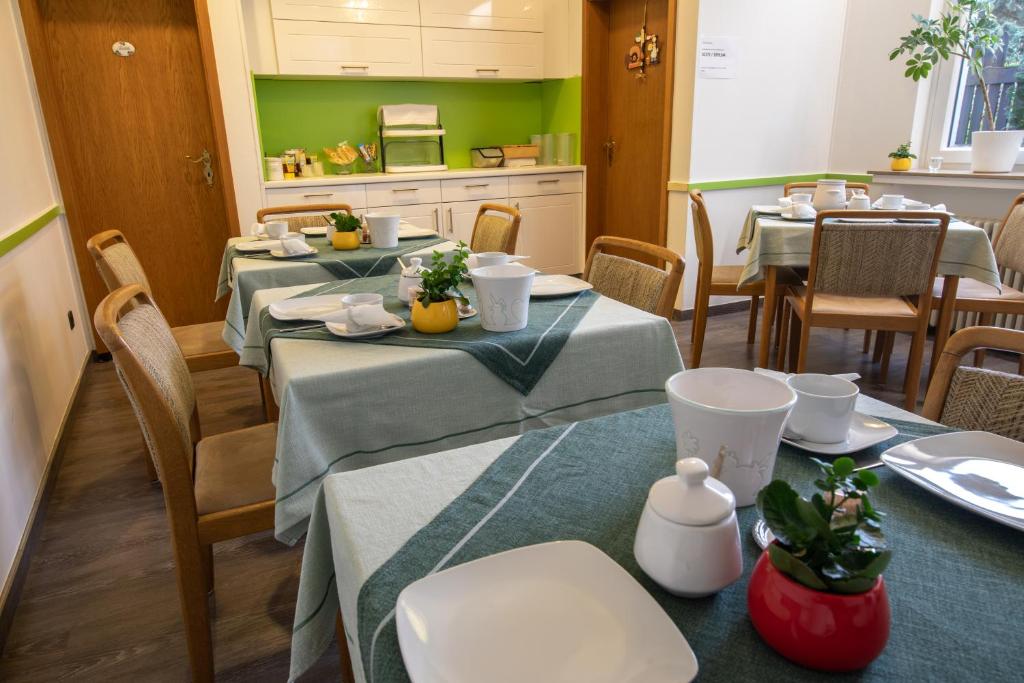 门登中央住宿加早餐旅馆的用餐室设有4张桌子和绿色的墙壁