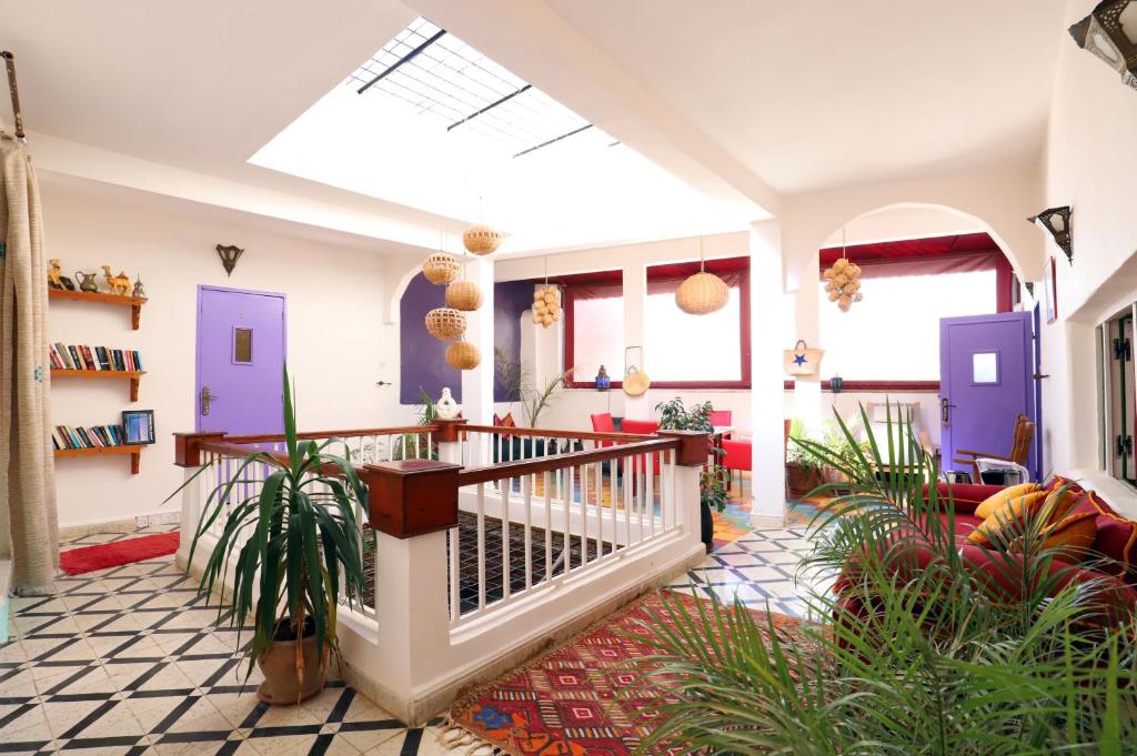 穆莱伊德里斯达尔泽霍恩酒店的一间拥有紫色门和植物的客厅