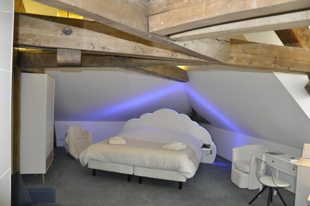 塞纳河畔巴尔Les Tonnelles的卧室配有白色的床和紫色墙壁