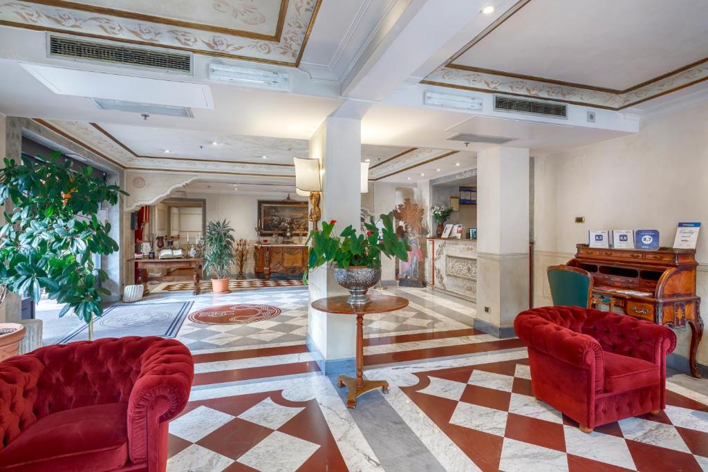 罗马圣皮欧别墅酒店的大堂设有2把红色椅子和钢琴