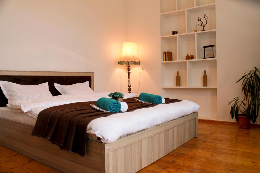 西格纳吉Apartment Sunrise的一间卧室配有一张大床和两个枕头