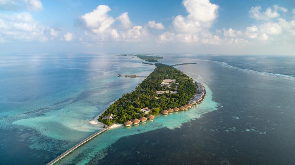 加弗阿利夫环礁The Residence Maldives at Dhigurah的海洋中的一个岛屿