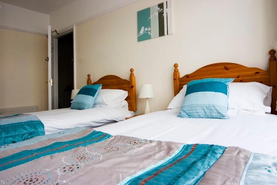 埃文河畔斯特拉特福Green Haven Guest House的卧室内两张并排的床