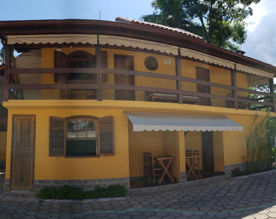 维奥康德马奥维尔德诺沃宾馆的棕色屋顶的黄色房子