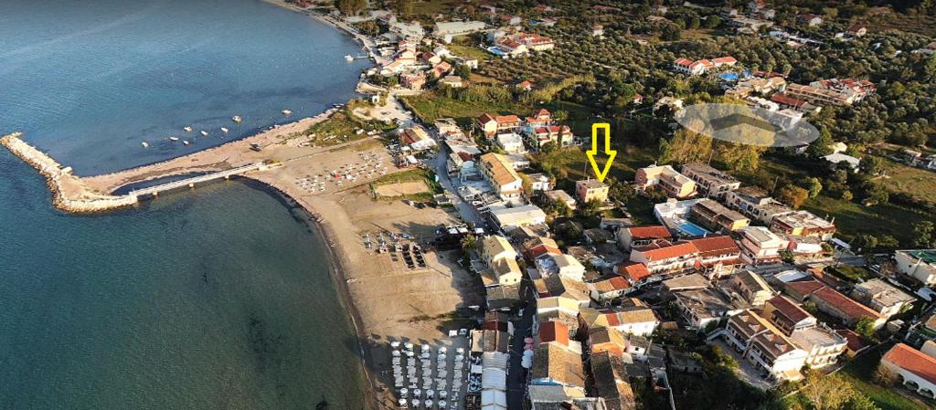 罗达Pitsinis Studios & Apartments II的黄色箭头的海滩空中景色
