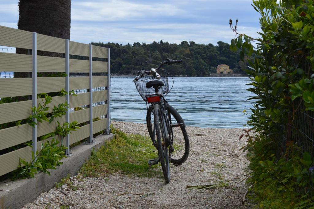 奈德里The Beach House的自行车停在水体旁边