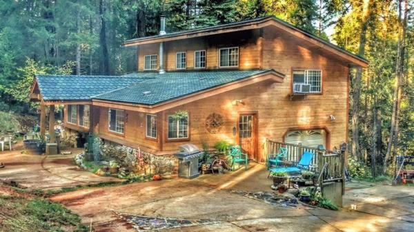ForesthillA Lovely Cabin House at Way Woods Retreat with Outdoor Hot Tub! - By Sacred Hub MGMT的森林中间的一座大型木屋