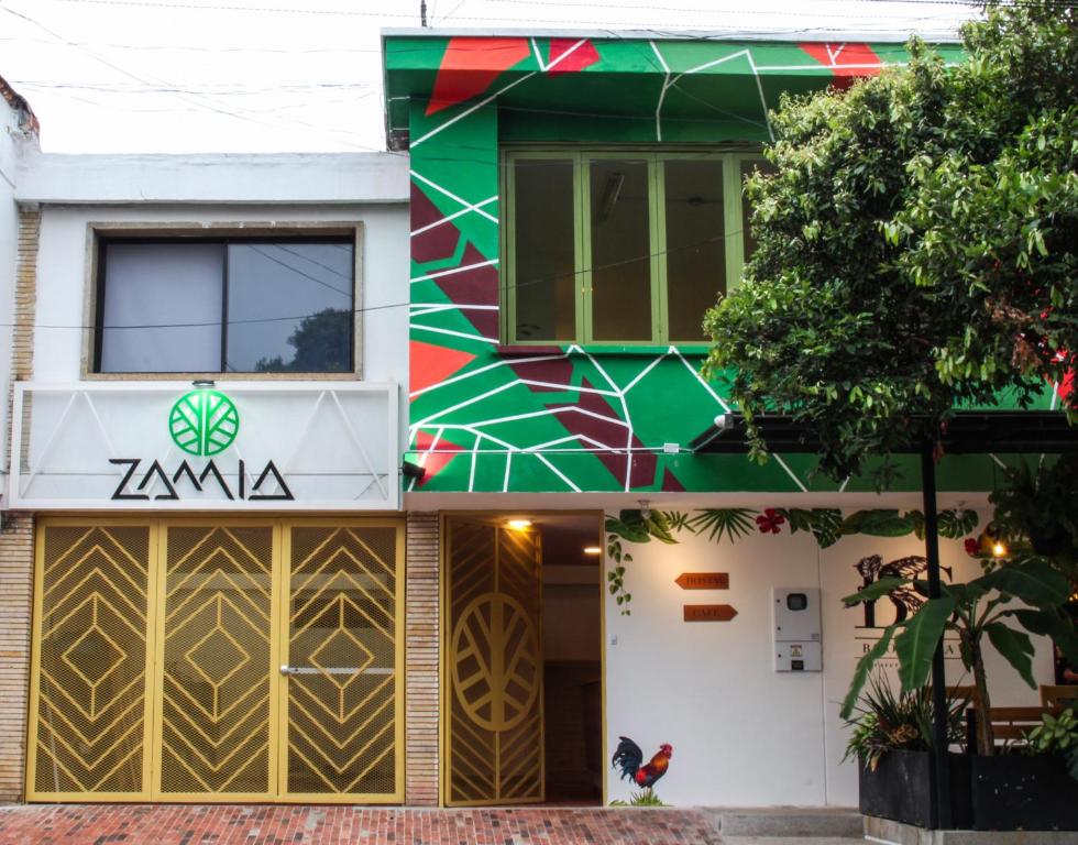 布卡拉曼加Zamia Hostel的建筑上标有萨维标志