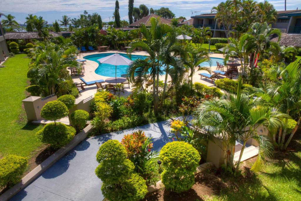 劳托卡陶娜水蓝酒店的享有度假村游泳池的空中景致