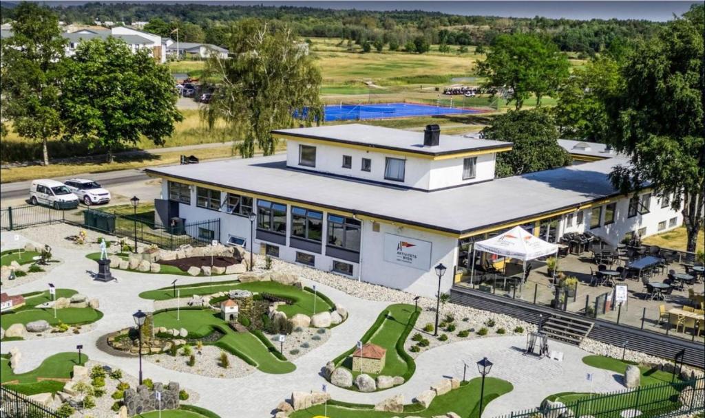 腓特烈斯塔Aktivitetsbyen Gamle Fredrikstad的享有一座拥有许多高尔夫球场的建筑的空中景致