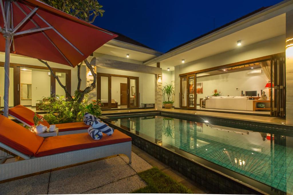 塞米亚克Villa Katara的一座带游泳池和房子的别墅