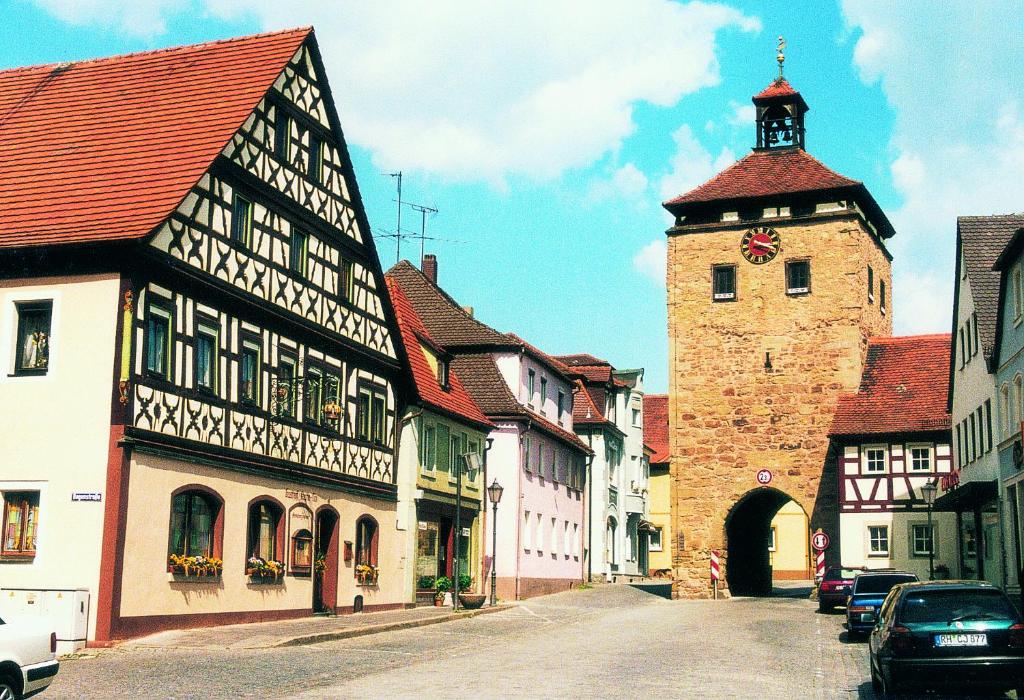ScheinfeldHotel-Gasthof Krone-Lax的一条拥有建筑和钟楼城市街道