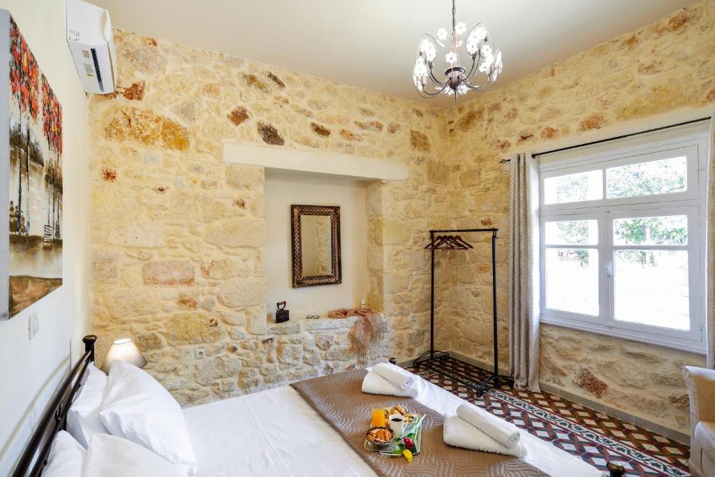 干尼亚Michalis Stonehouse的一间卧室设有一张床和石墙
