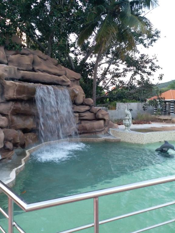 马杜赖Mount Retreat Resorts - Madurai的后院的瀑布游泳池