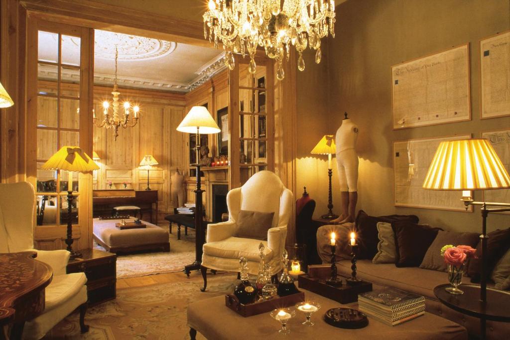 布鲁日潘德酒店 - 世界小型豪华酒店成员的客厅配有吊灯、沙发和椅子