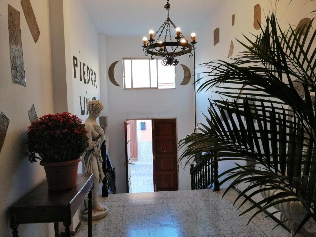 阿古伊梅斯Casa rural la cruz的走廊上设有盆栽植物和吊灯