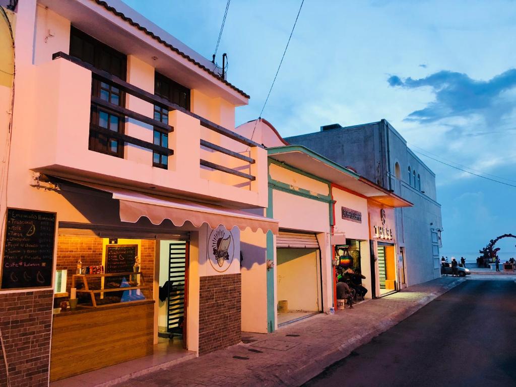 科苏梅尔Casa Alberto Cozumel的街道边的一排建筑物