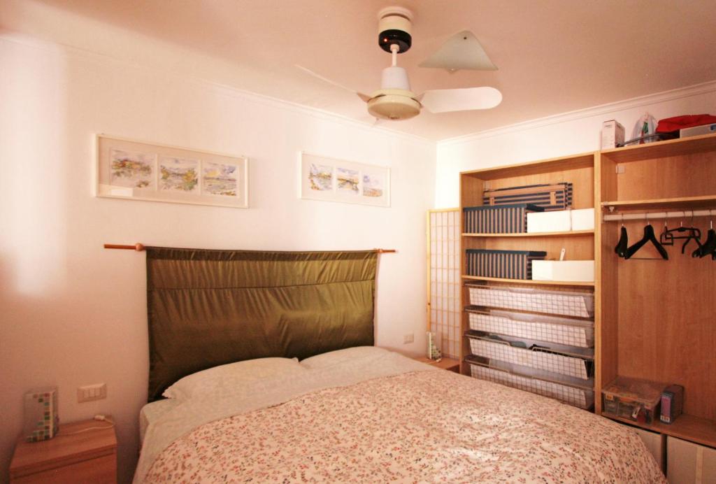 罗马Roma center Fori Imperiali Raffy's charming Suite的一间卧室配有一张床和吊扇