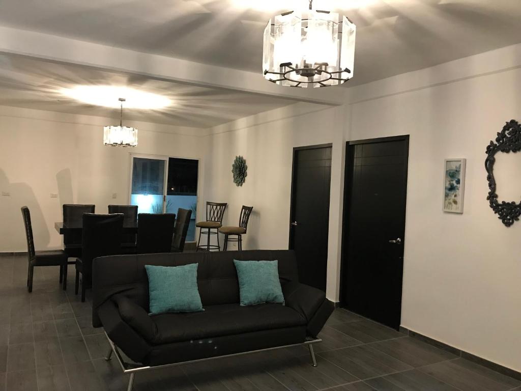 巴耶斯城Apartamento&Habitación Galeana的带沙发的客厅和用餐室