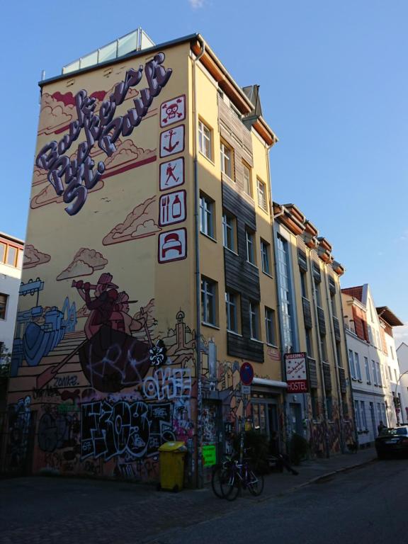 汉堡圣保利背包客旅舍 的一面有壁画的建筑