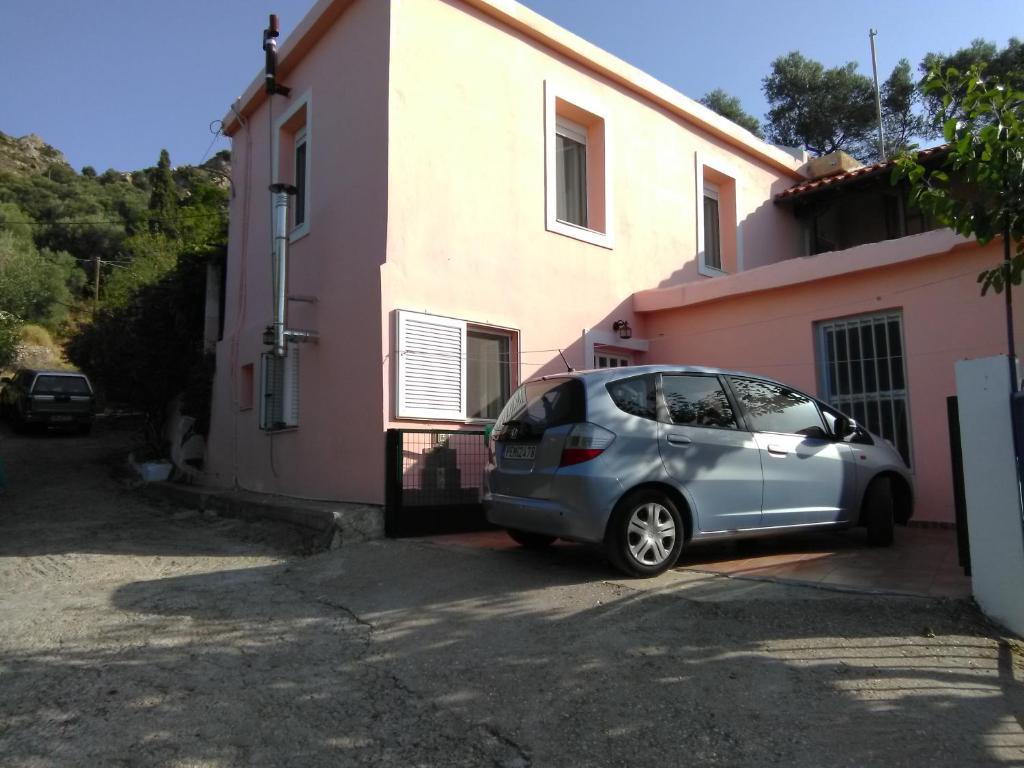 AsfendhilÃ©sGarden Of Olive Trees的停在房子前面的一辆小型银车