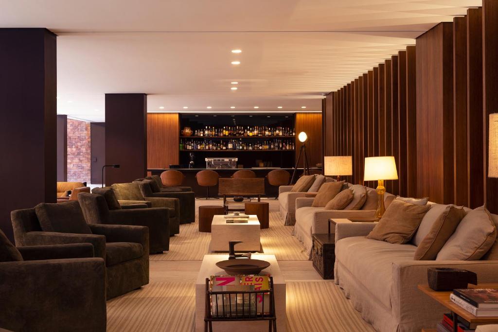 贝洛奥里藏特Hotel Fasano Belo Horizonte的带沙发的大型客厅和酒吧