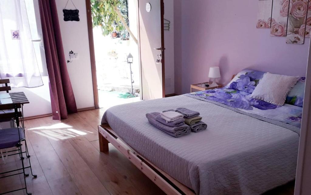 内图诺Dependance Miluna的一间卧室,配有一张带两个袋子的床