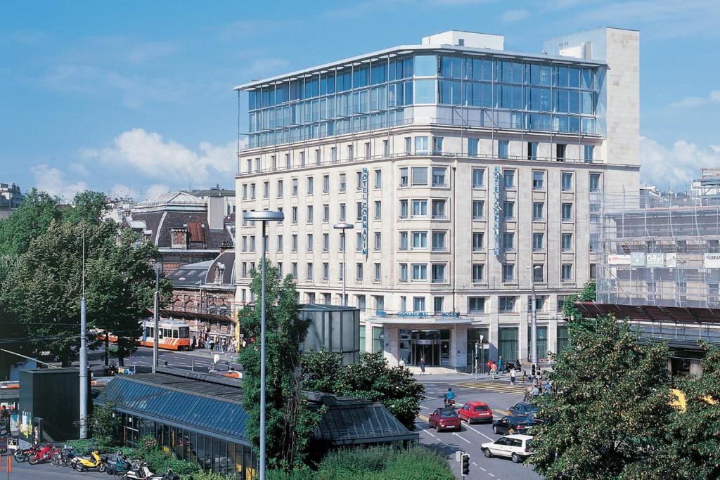 日内瓦日内瓦科纳温酒店的前面有一条街道的白色大建筑