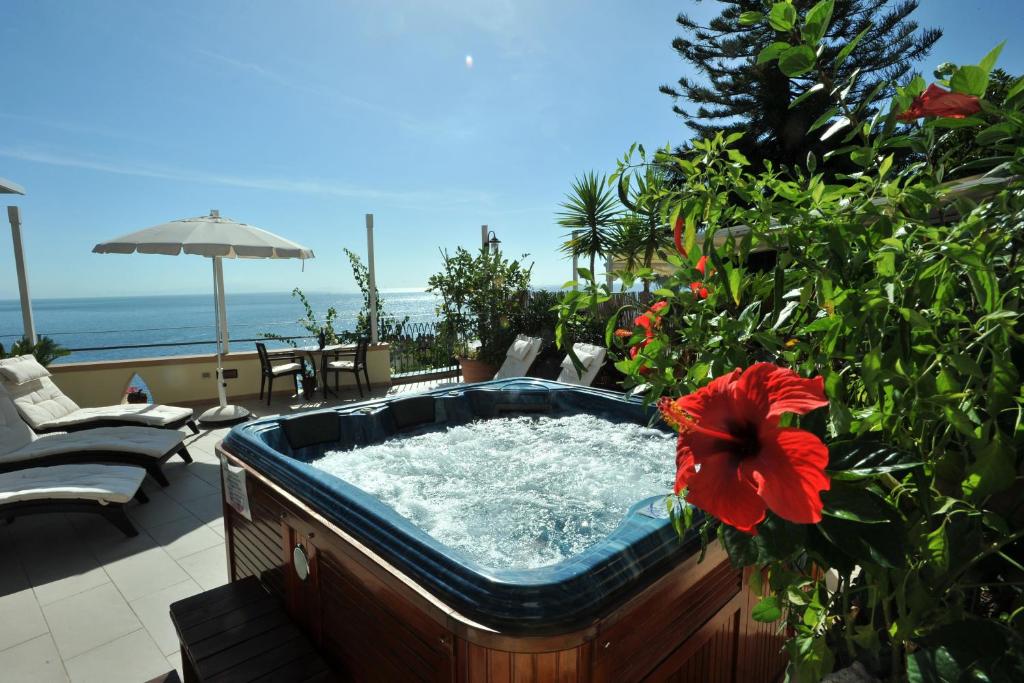拉维罗拉维罗亿博丽旅馆的一个带红花的庭院内的热水浴缸