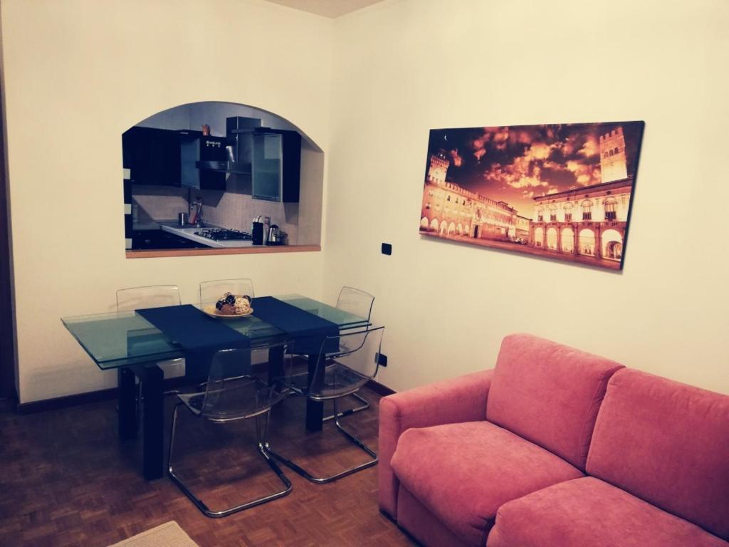 米兰Residence Vigliani的客厅配有沙发和桌子