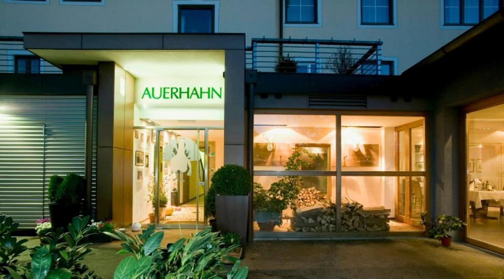 萨尔茨堡Hotel Restaurant Auerhahn的书店前方有读取公寓用品的标志