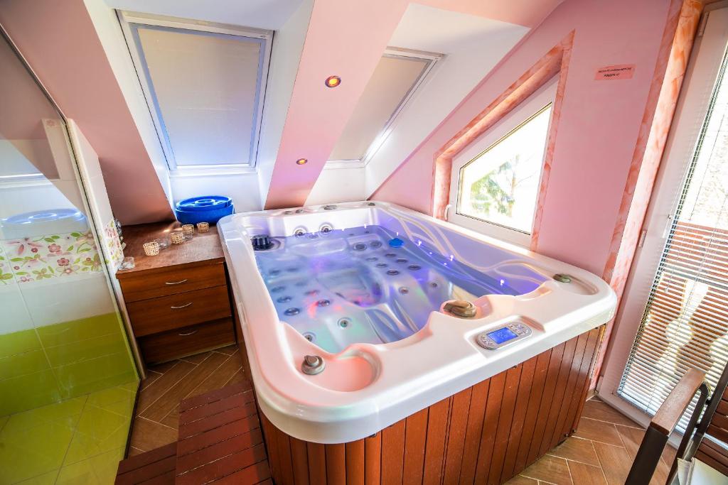 Višnja GoraLuxury Apartment Ana with Hot tub的客房内的浴室设有大浴缸