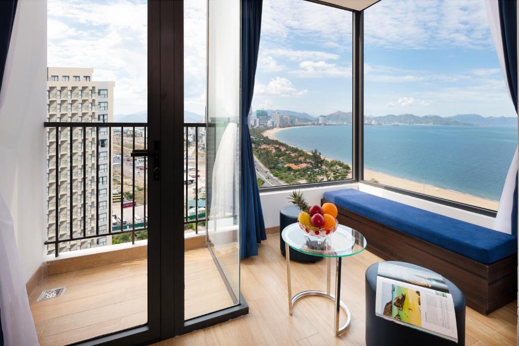 芽庄Crown Hotel Nha Trang的客房设有海景阳台。