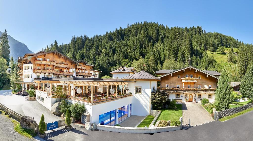 维尔德科格尔山麓布兰贝格Habachklause Familien Bauernhof Resort的享有山区度假胜地的空中景致