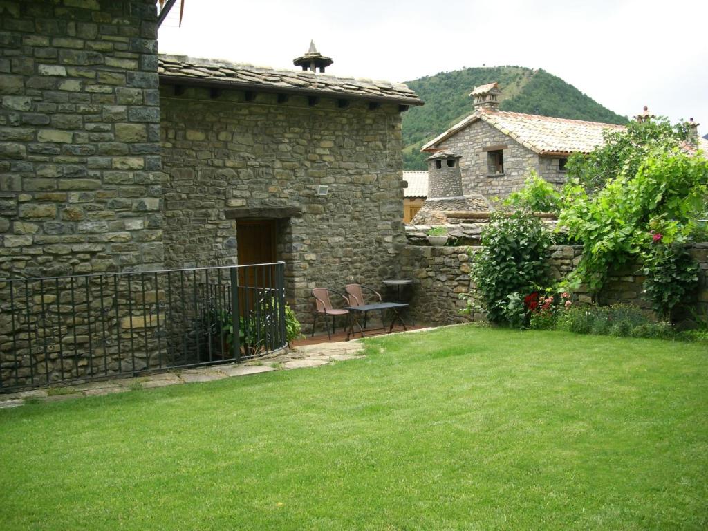 博尔塔纳El Castillo的石头房子,带桌椅的院子