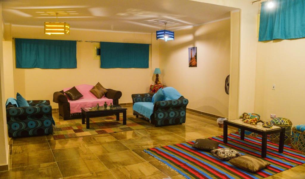 开罗Jamila Apartment For Families的客厅配有两把椅子和一张沙发