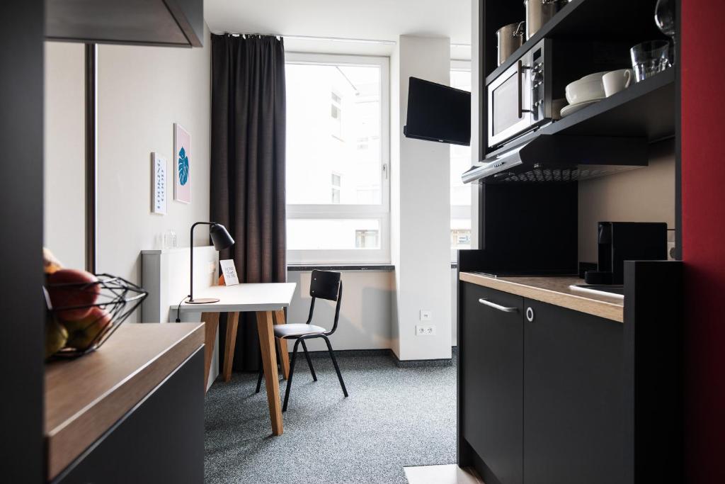 汉堡HUB Apartments的一个带桌子和椅子的小厨房