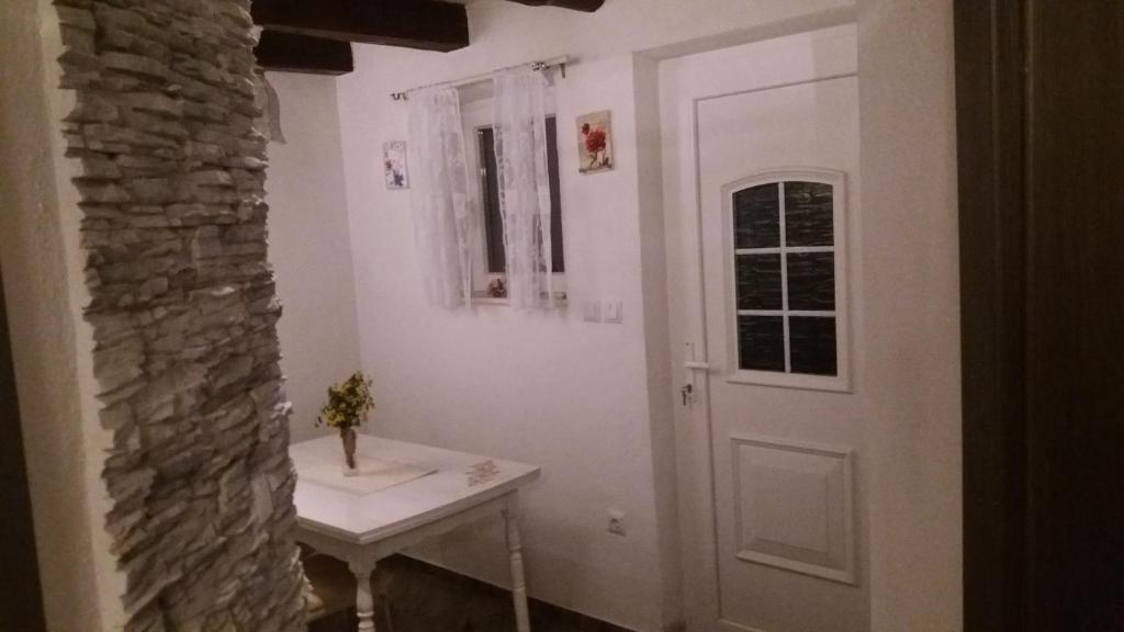 大德尔韦尼克Pearl的一间带水槽和白色门的浴室