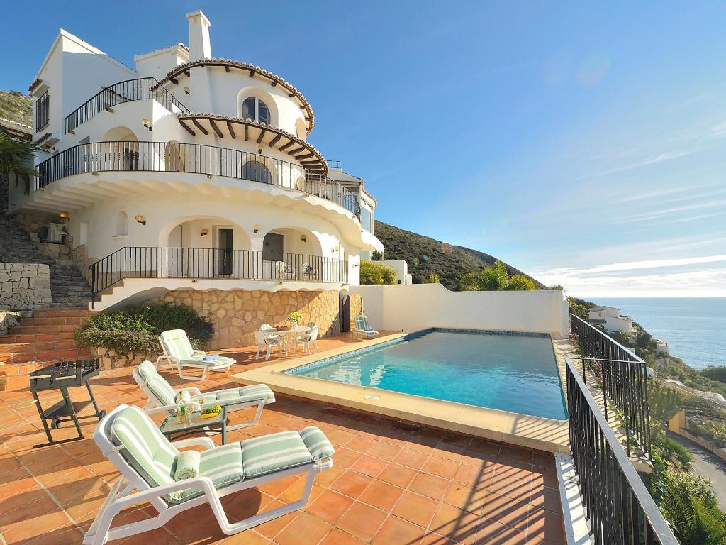 Rada de MorairaVilla Vista Panorama by Interhome的海边带游泳池的房子