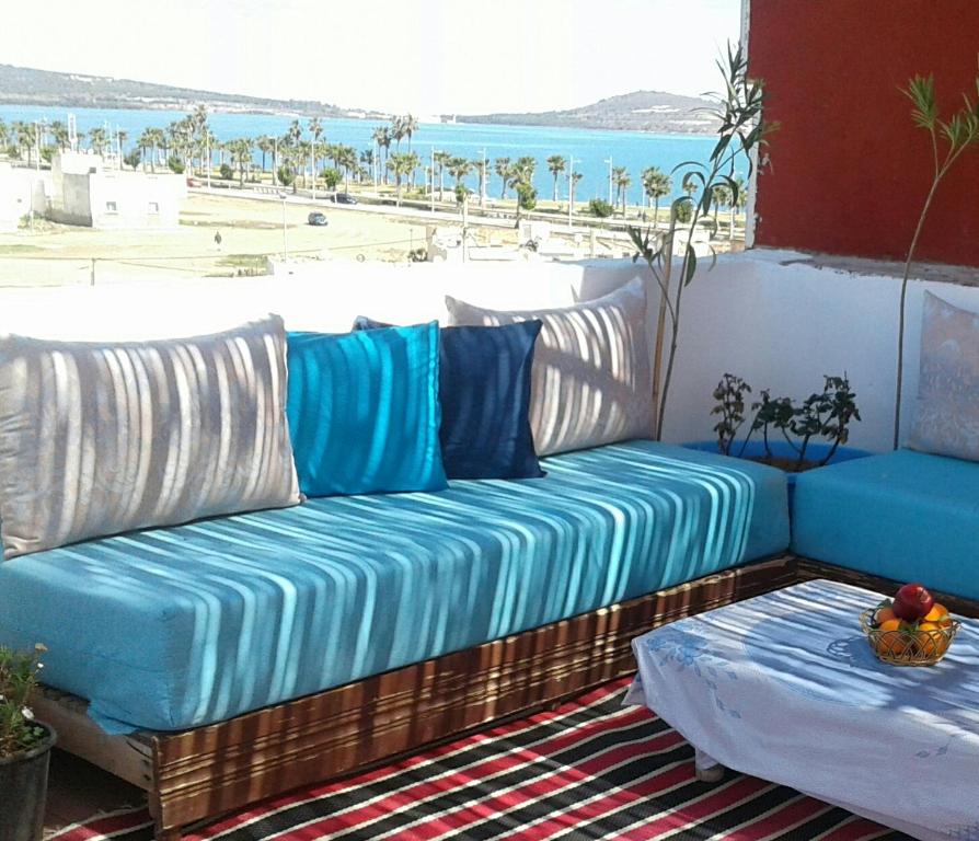 纳祖尔SARA HOUSE NADOR的海滩景阳台的蓝色沙发