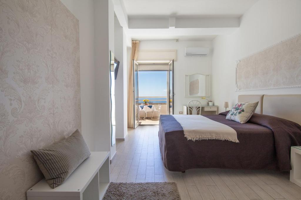 波佐利Mini Hotel - Angolo Di Paradiso -的一间卧室配有一张床,享有海景