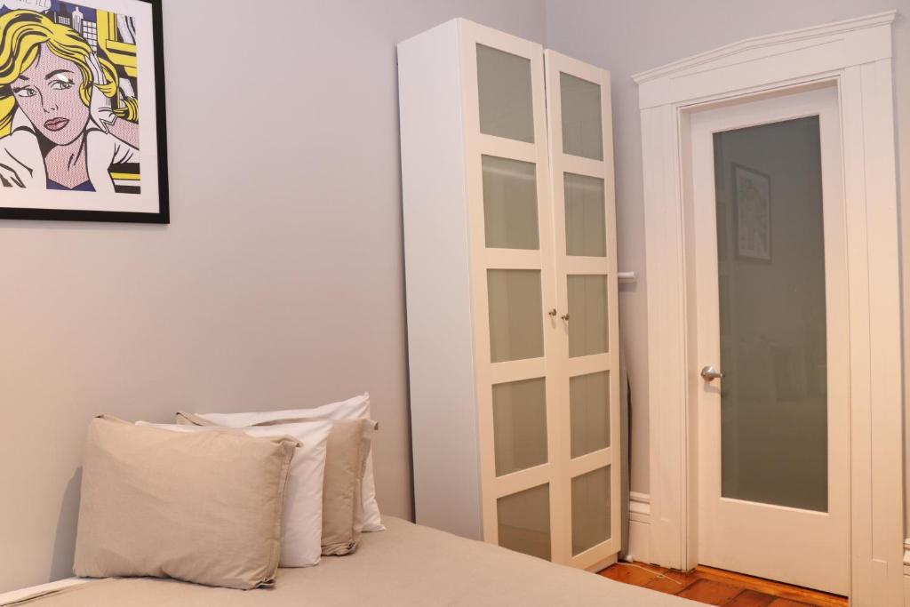 波士顿Downtown Beacon Hill, Convenient, Comfy Studio #1的卧室配有一张挂在墙上的床铺