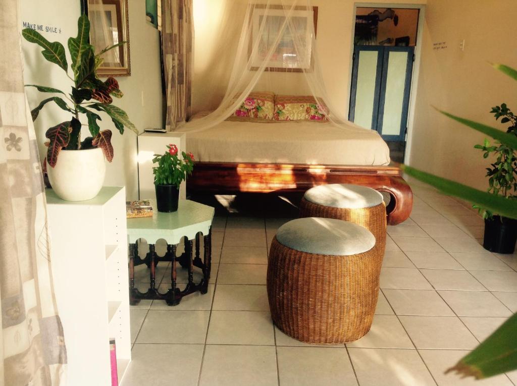 SavanetaMagical Garden的一间卧室配有一张床和两张凳子