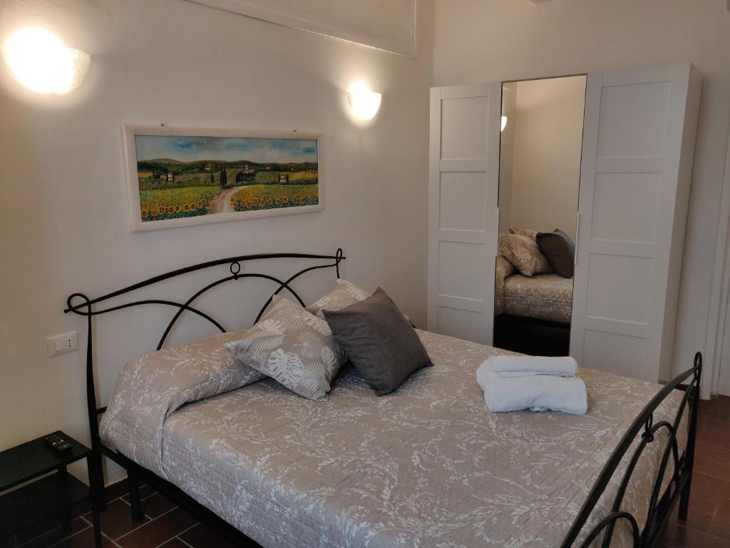 佛罗伦萨Casa Naldi 2的一间卧室配有一张带两个枕头和镜子的床