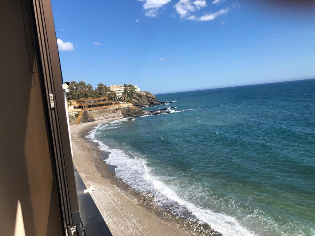 贝纳尔马德纳Malibu Playa Apartamento的从窗户可欣赏到海滩美景