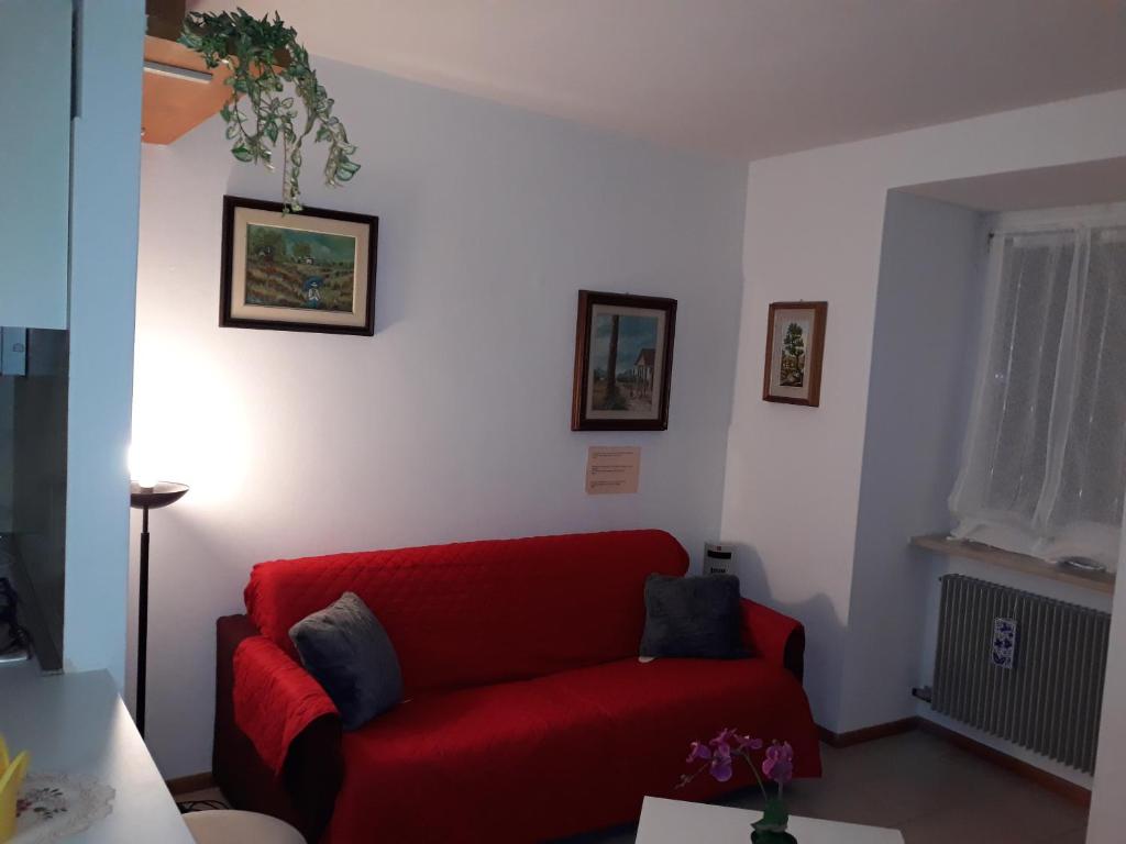 阿科Sport and Relax Apartment的客厅里一张红色的沙发