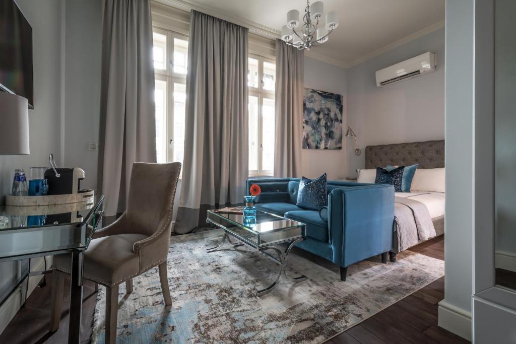 普罗夫迪夫29A Guesthouse的客厅配有蓝色的沙发和床。