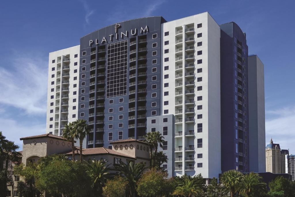 拉斯维加斯The Platinum Hotel的一座高大的建筑,上面有标志
